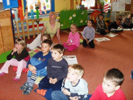 Deti pozorne sledovali